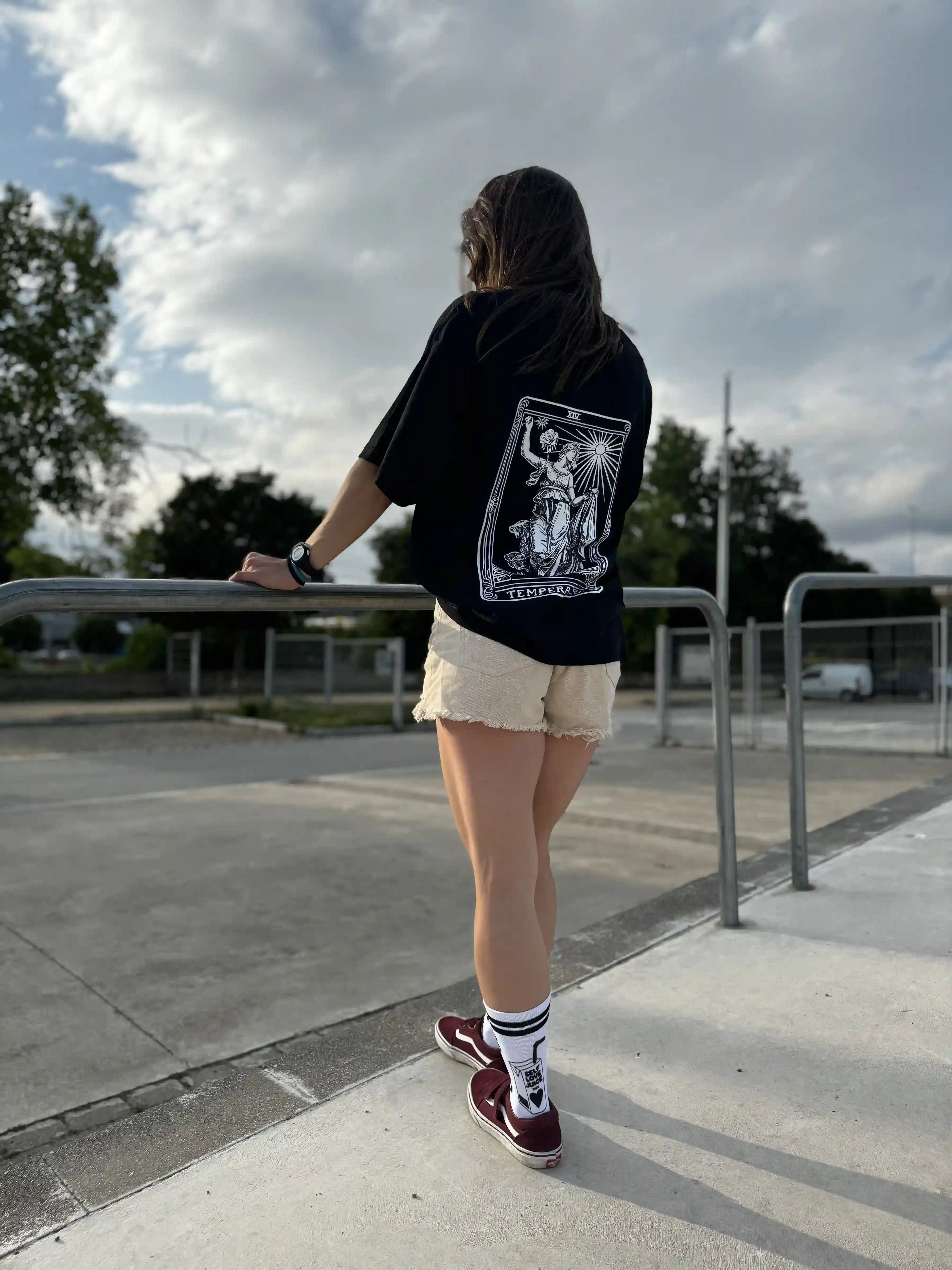 TEMPERANCE- CAMISETA NEGRA OVERSIZED BOXY FIT