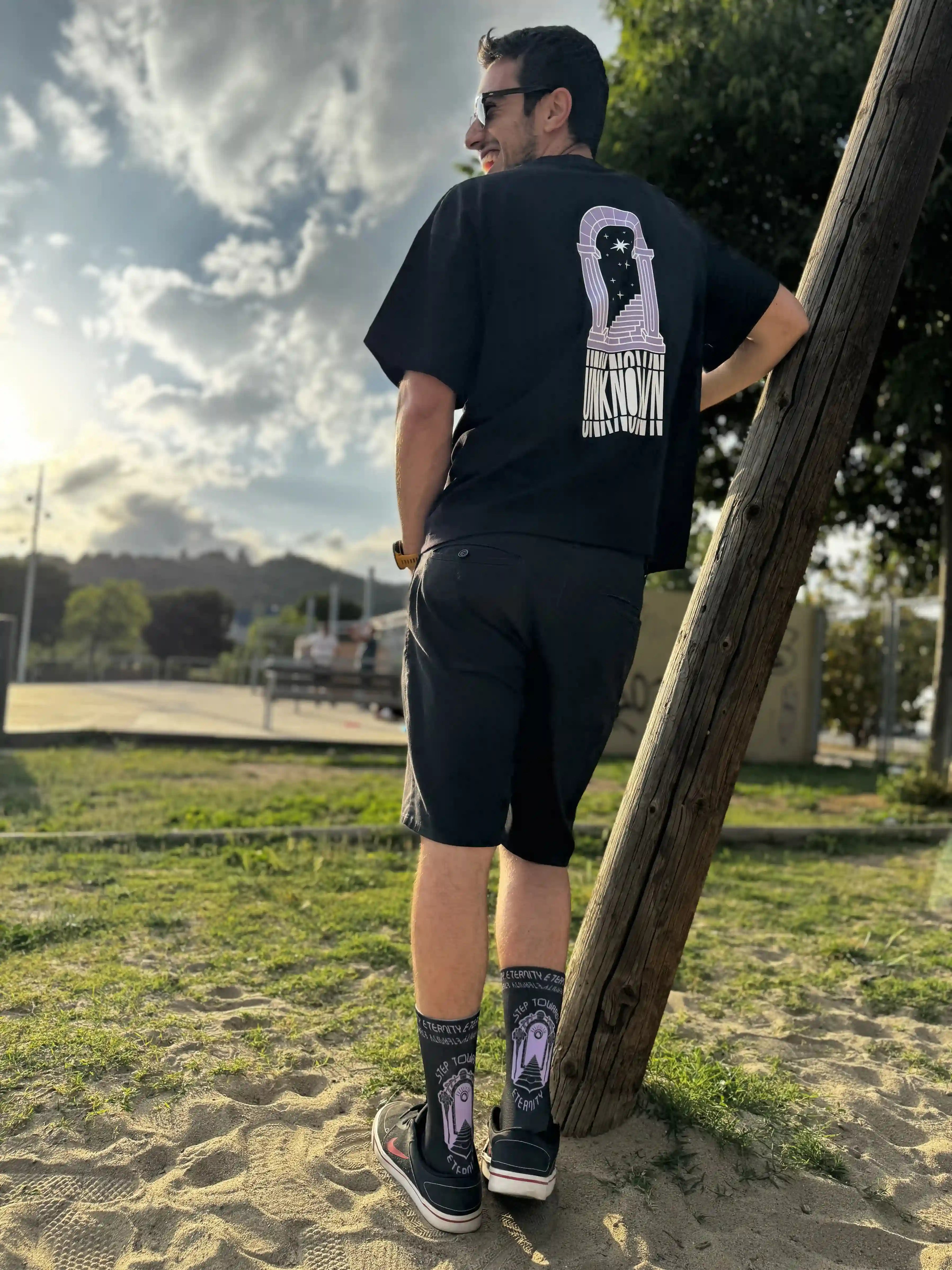 UNKNOWN - CAMISETA NEGRA OVERSIZED BOXY FIT